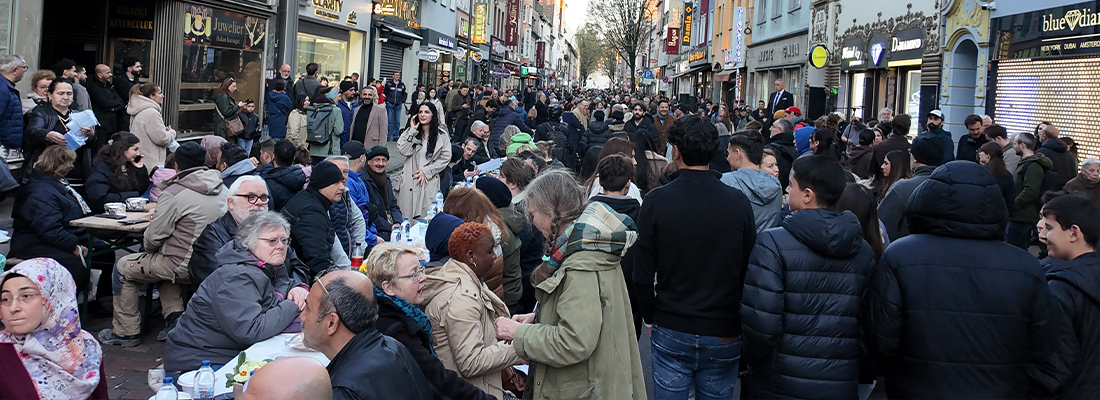 Köln-Keupstraße’de 3 bin kişi aynı sofrada buluştu