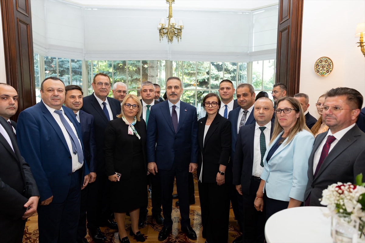 Bakan Fidan, Bulgaristan'daki Türk iş insanları ve soydaş siyasetçilerle görüştü 