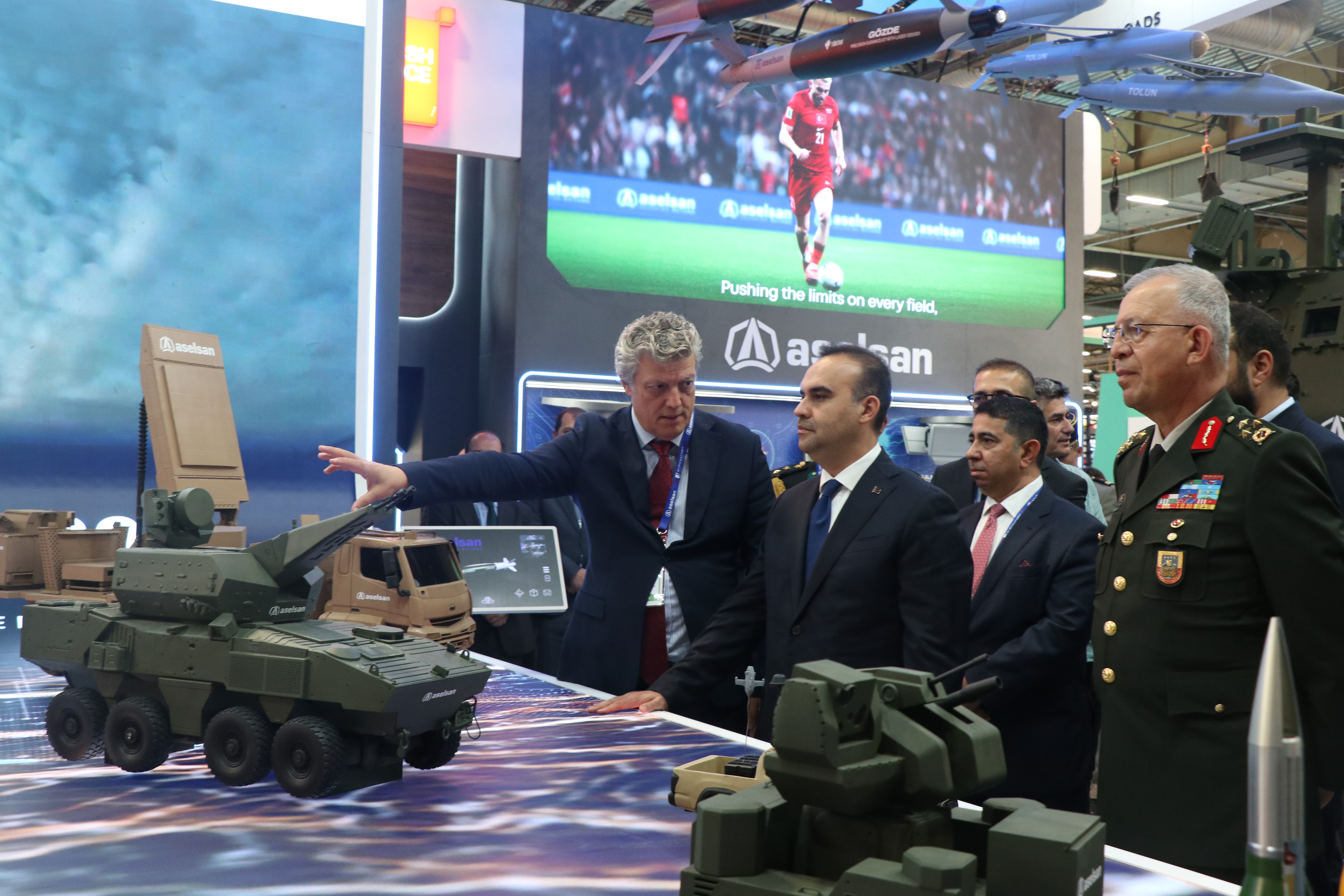 Bakan Kacır, Fransa'da Eurosatory Fuarı'nda Türk firmalarını ziyaret etti