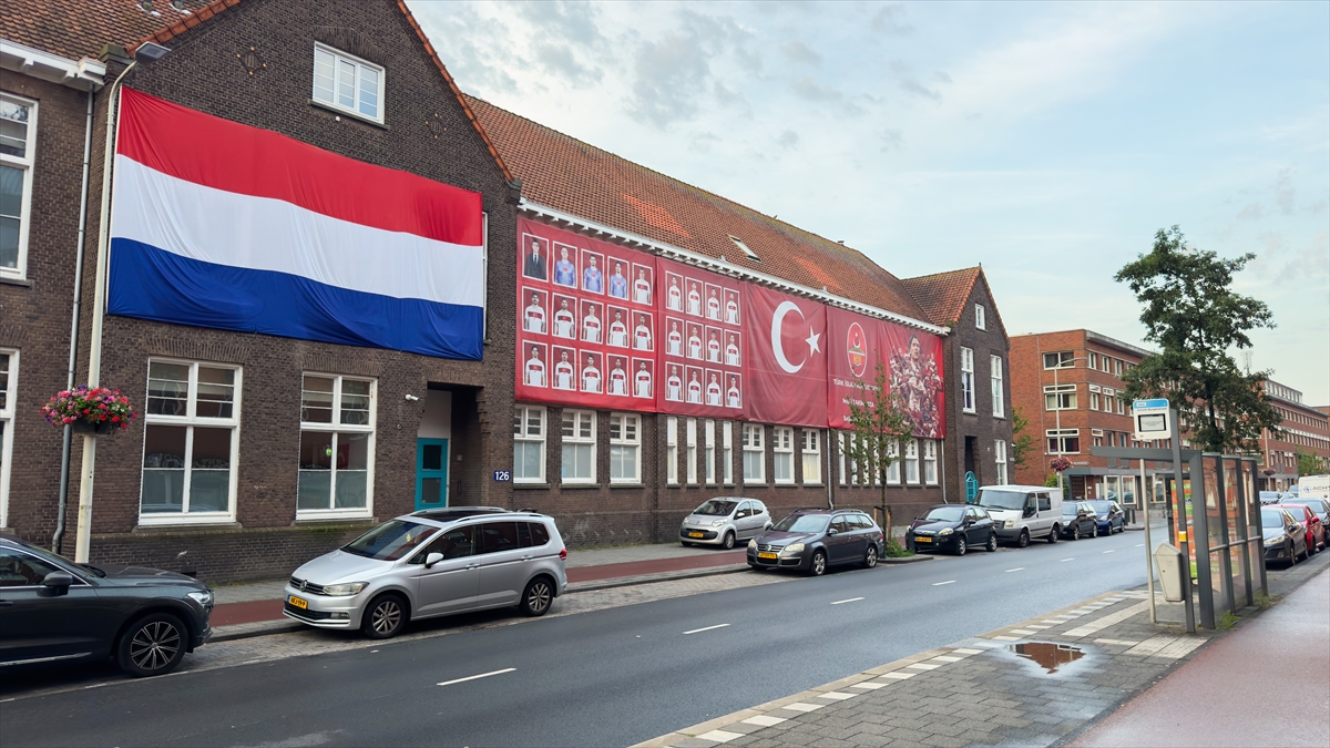 Hollanda'da bir araya gelen Türkler, sabah namazı sonrası milli maç heyecanını birlikte yaşadı