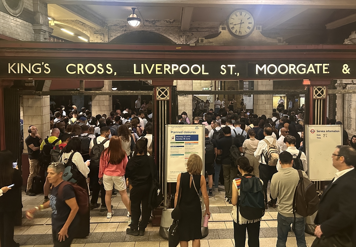 Londra'da aşırı sıcak hava ve yağış raylı ulaşımı felç etti