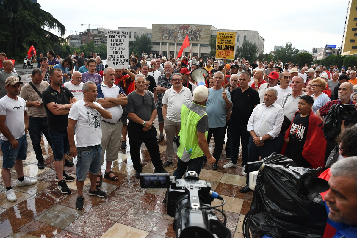  Arnavutluk'ta Zvernec'teki turizm projesine karşı gösteriler devam ediyor 