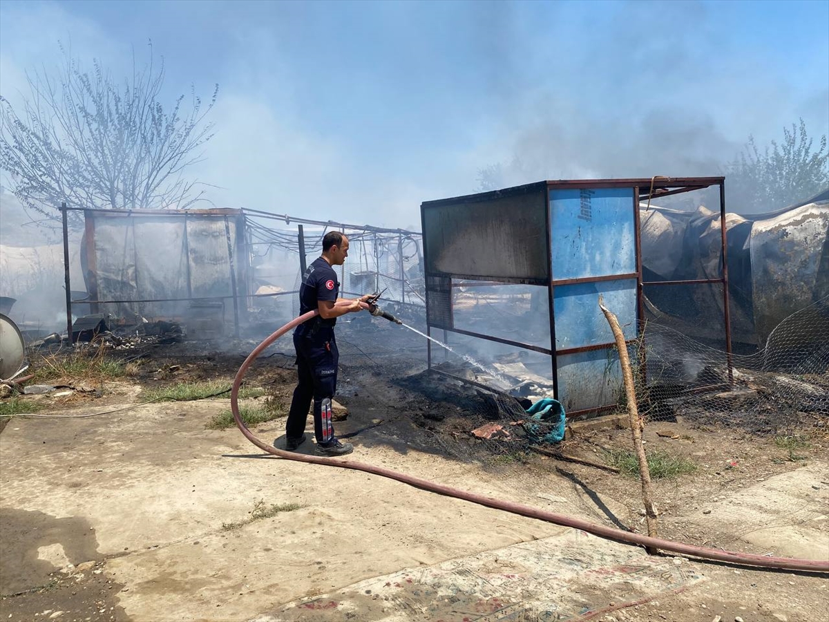 Antalya'da tarım işçilerinin kaldığı 6 konteyner yandı