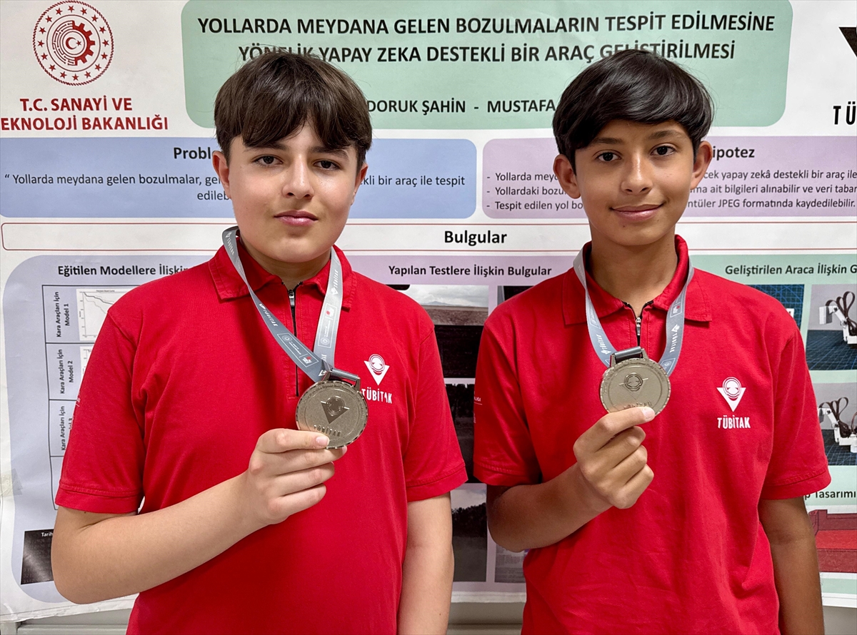 Ortaokul öğrencileri yollardaki çukur ve çatlakları tespit eden yapay zeka destekli cihaz geliştirdi