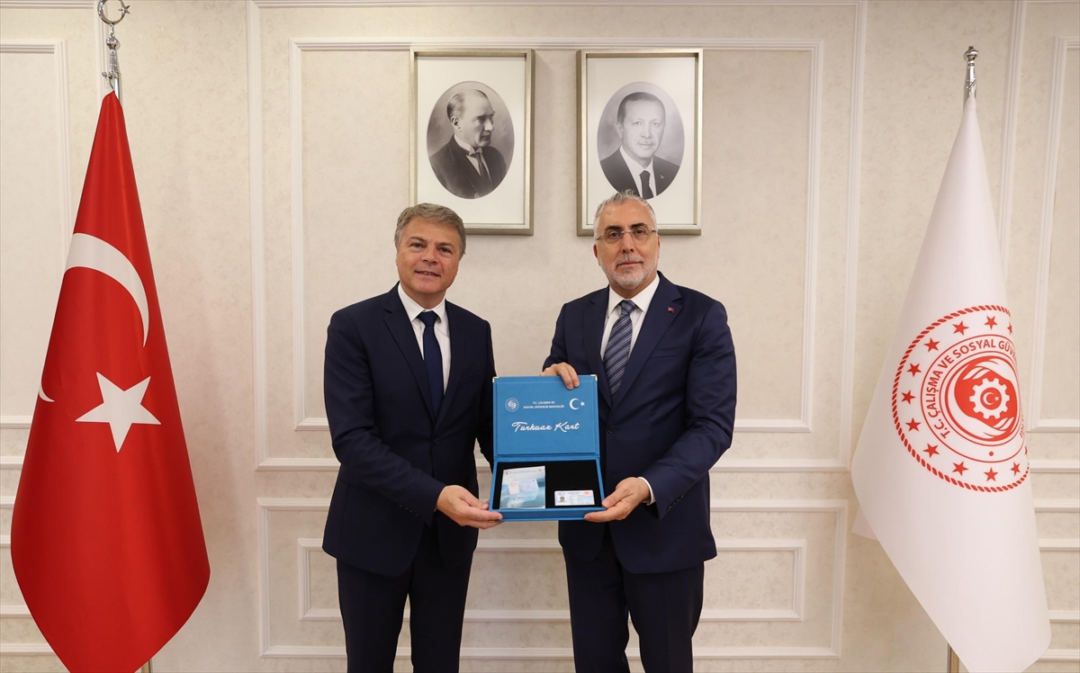 Bakan Işıkhan, Renault Group Türkiye CEO'su Jaillet'ye Turkuaz Kart verdi