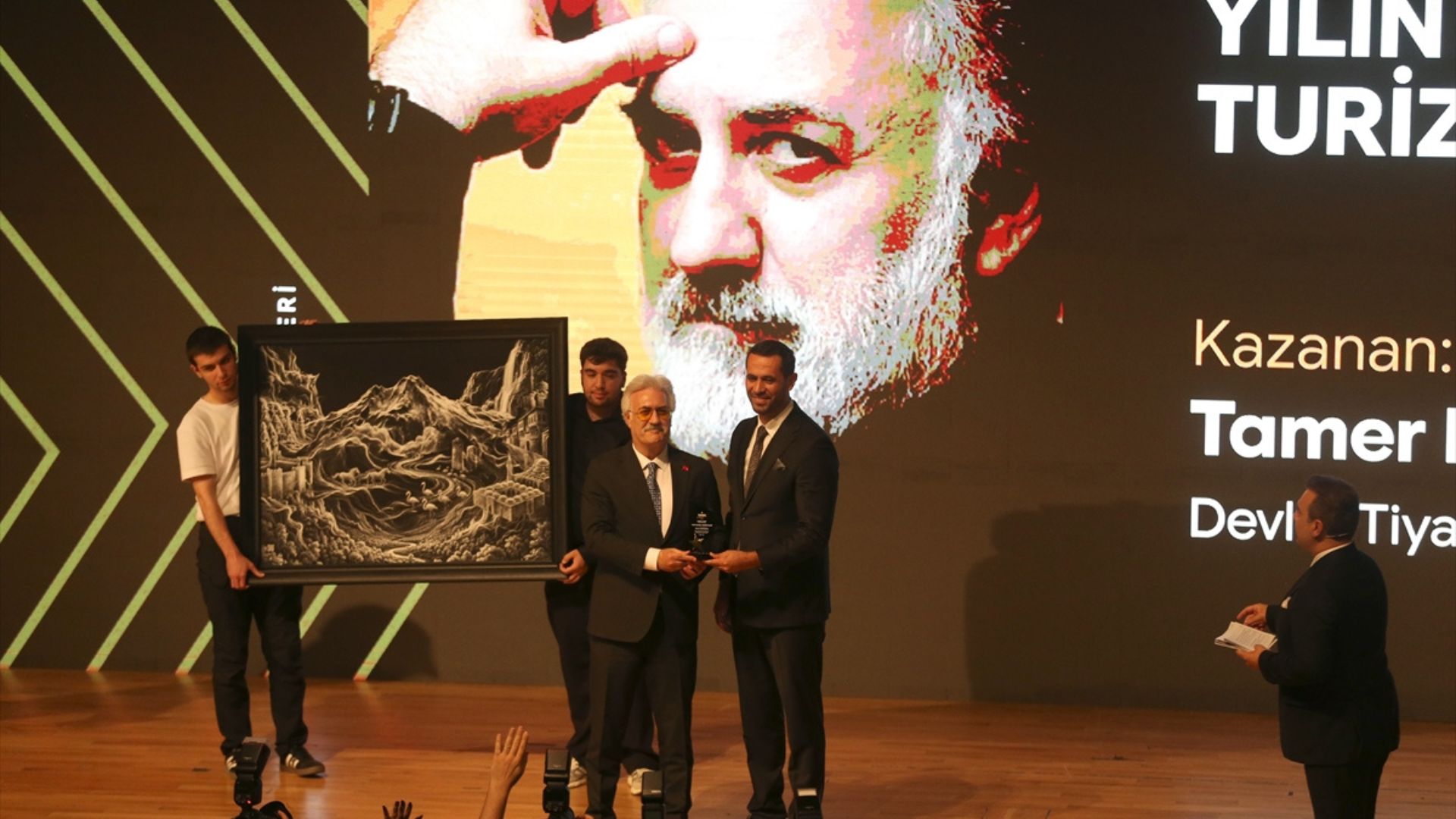 Devlet Tiyatroları Genel Müdürü Tamer Karadağlı'ya Kayseri'de ödül verildi