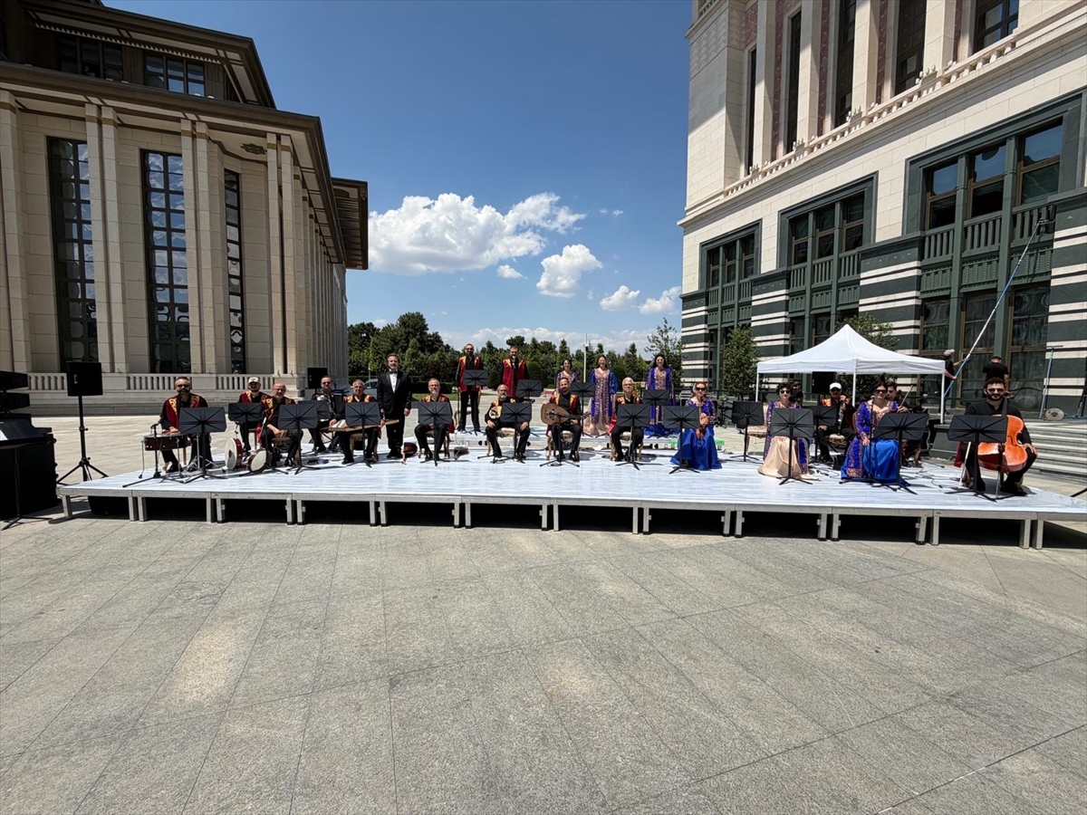 NATO Ankara Zirvesi'nde Türk müziği ve geleneksel kıyafetler dünya liderleri tarafından ilgi gördü