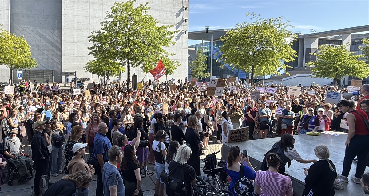 Almanya'da hükümetin hayata geçirmeyi planladığı sağlık reformu protesto edildi