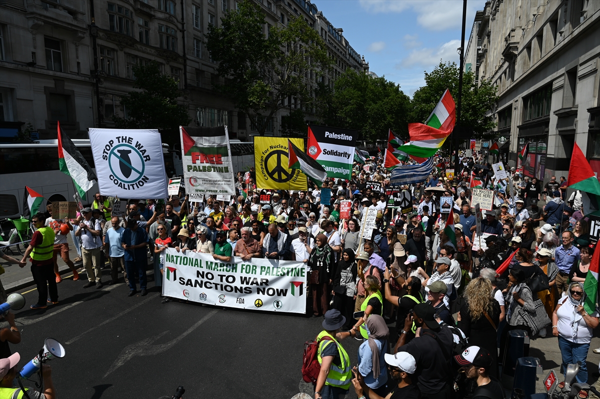 Londra'da düzenlenen Filistin'e destek yürüyüşünde 