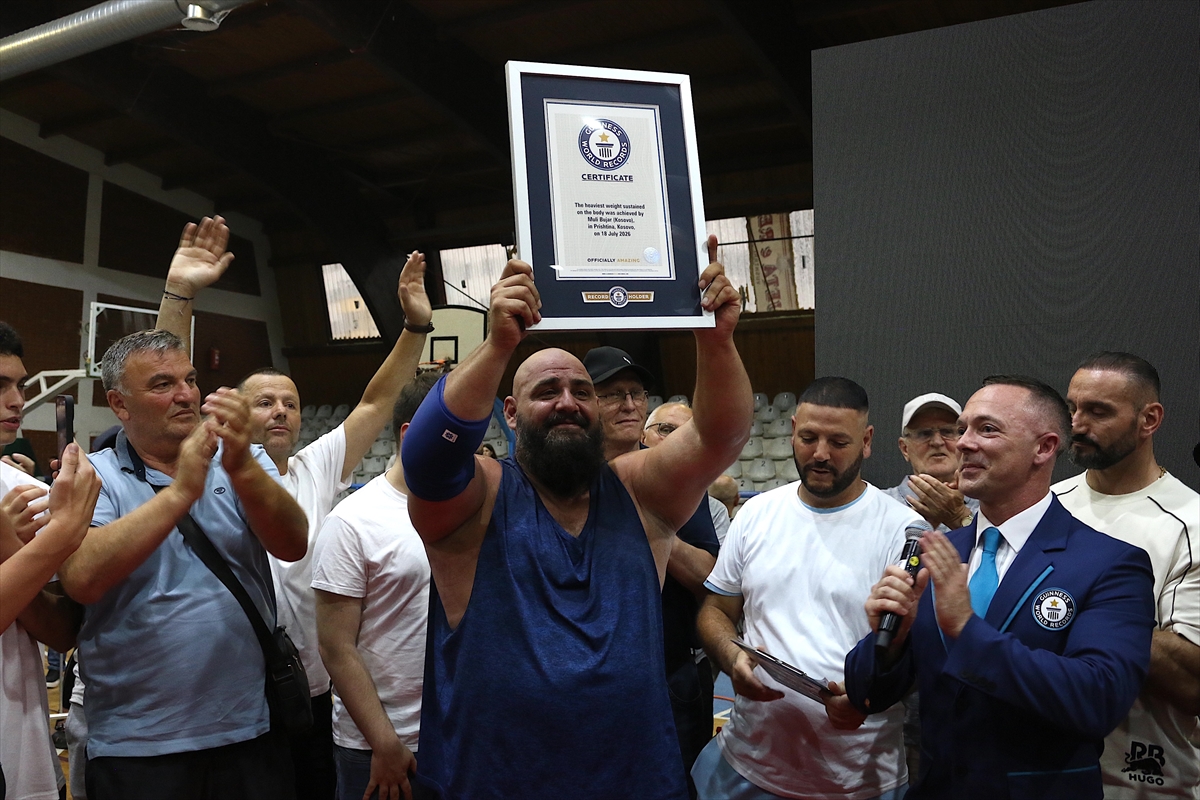 Kosovalı Herkül Bujar Muli 2 ton ağırlığı taşıyarak Guinness Rekorlar Kitabı'na girdi