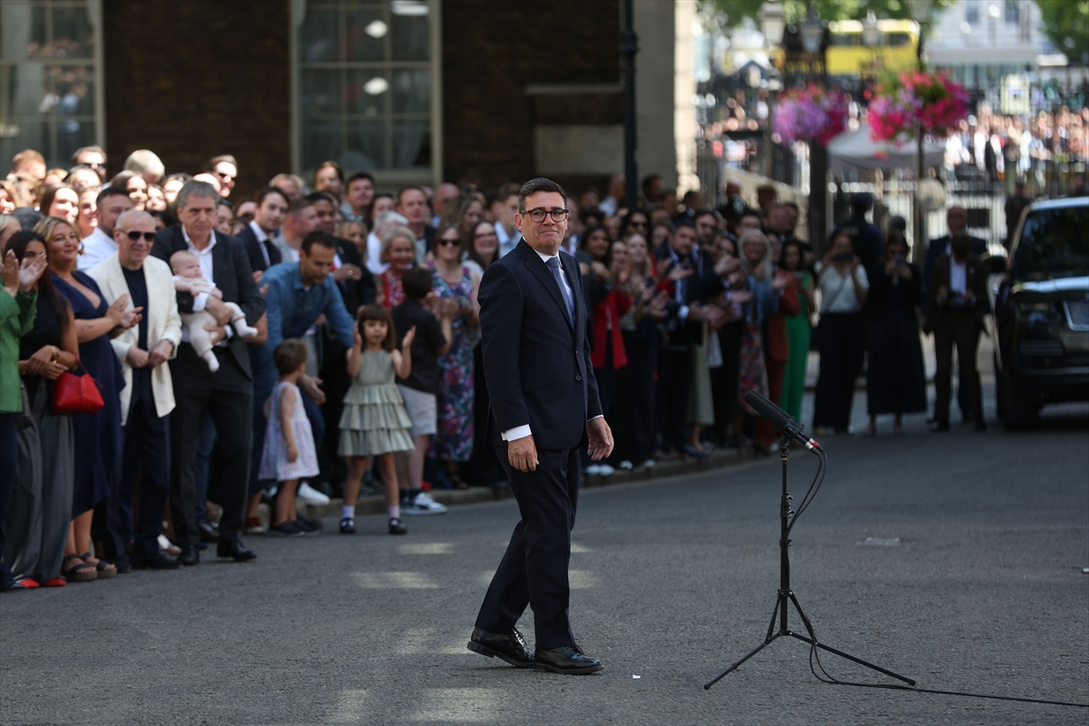 İngiltere İşçi Partisi liderliğine seçilen Andy Burnham, ülkenin yeni başbakanı oldu