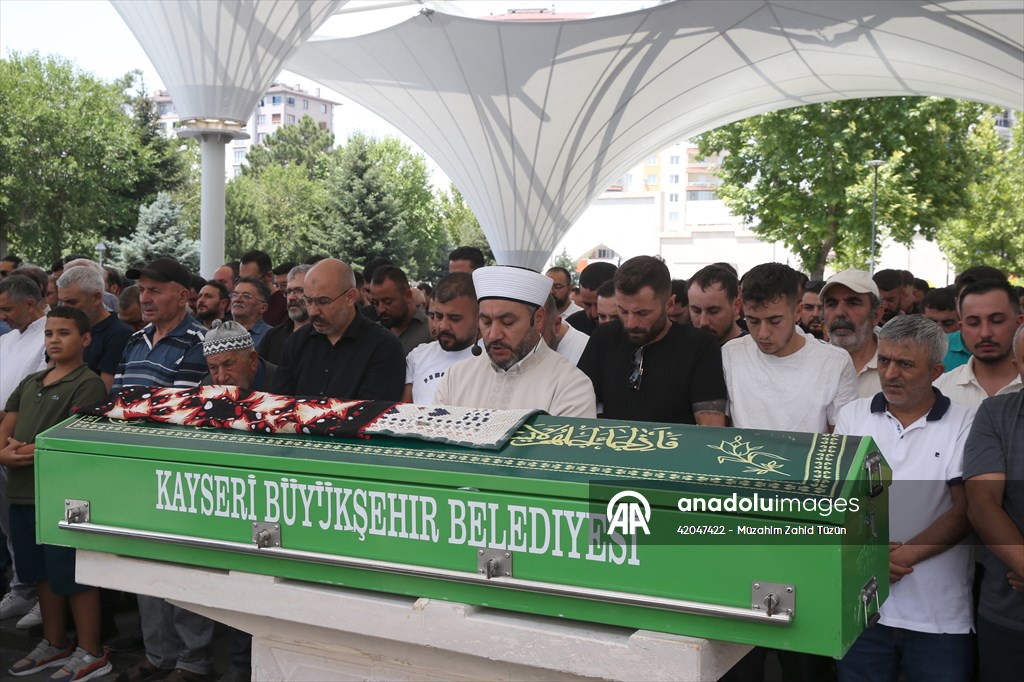 Kayseri'de düğün konvoyundaki kazada ölen kadının cenazesi toprağa verildi