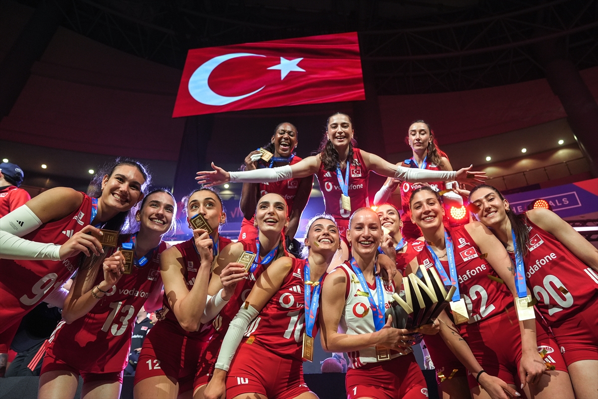 A Milli Kadın Voleybol Takımı kupasını aldı 