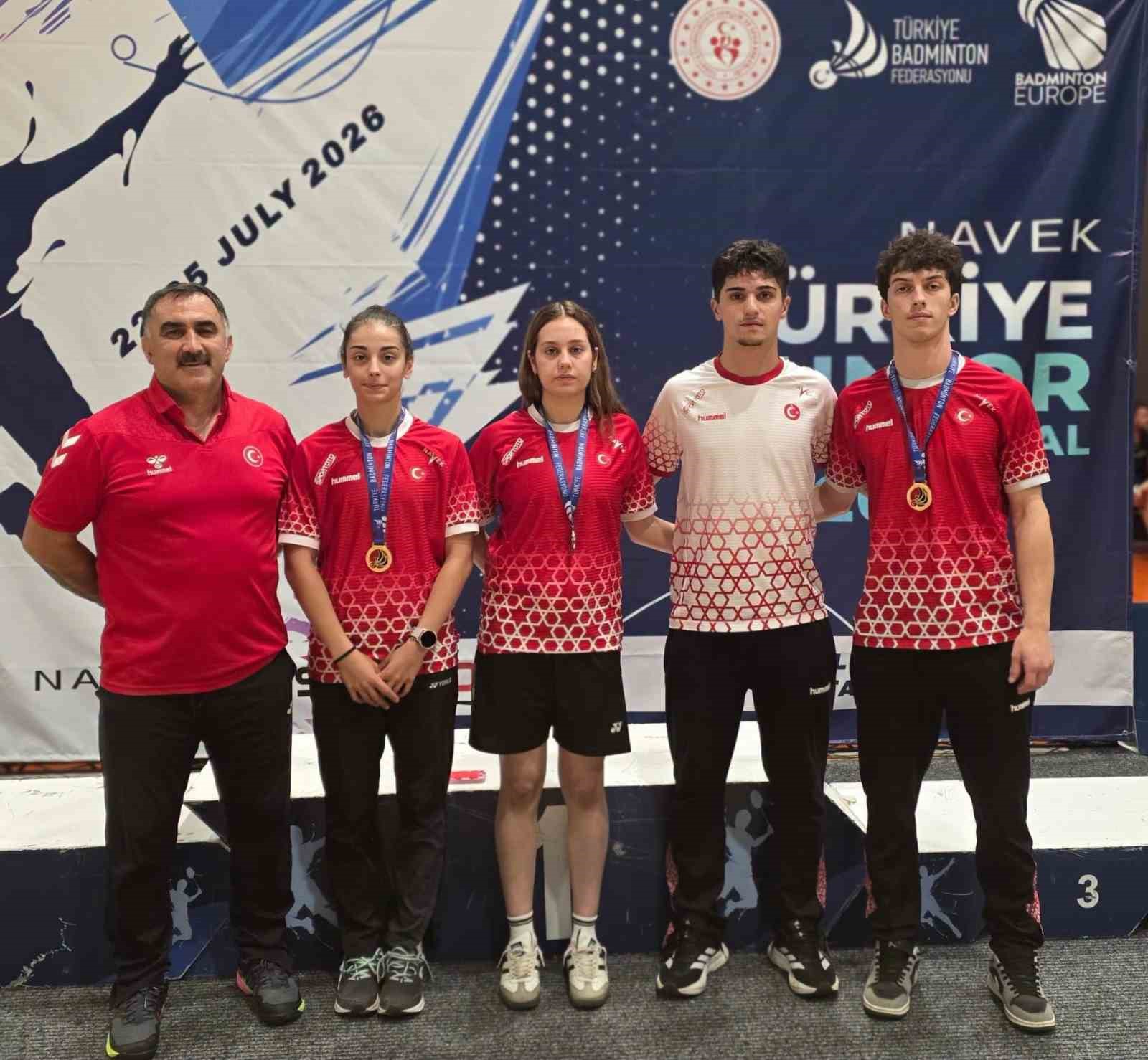 Erzincanlı badmintoncular İstanbul turnuvasında 4 madalya ile döndü