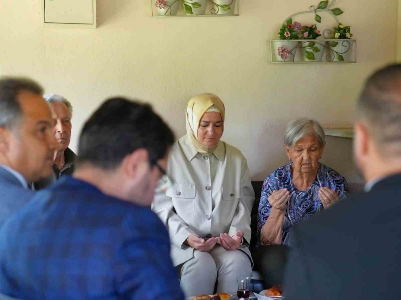 AK Parti yöneticisi Düzce'de 15 Temmuz şehidinin ailesini ziyaret etti