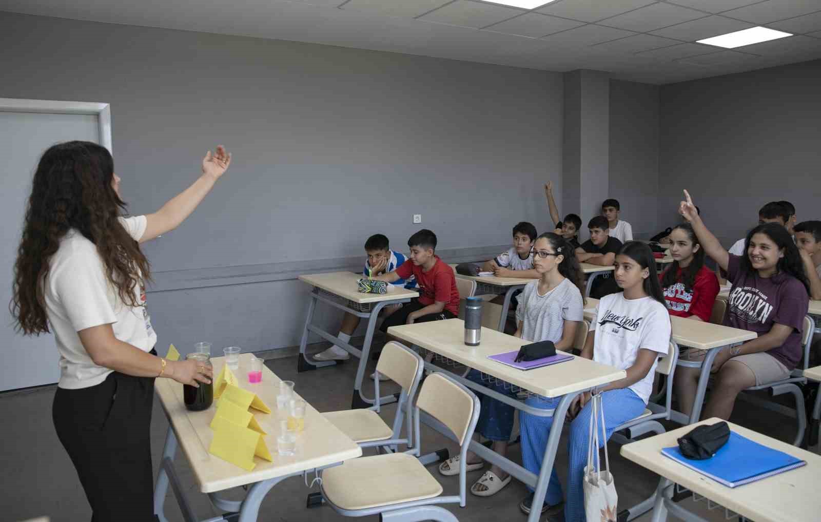 Mersin'de 21 merkezde ücretsiz yaz atölyeleri binlerce öğrenciyi çekiyor