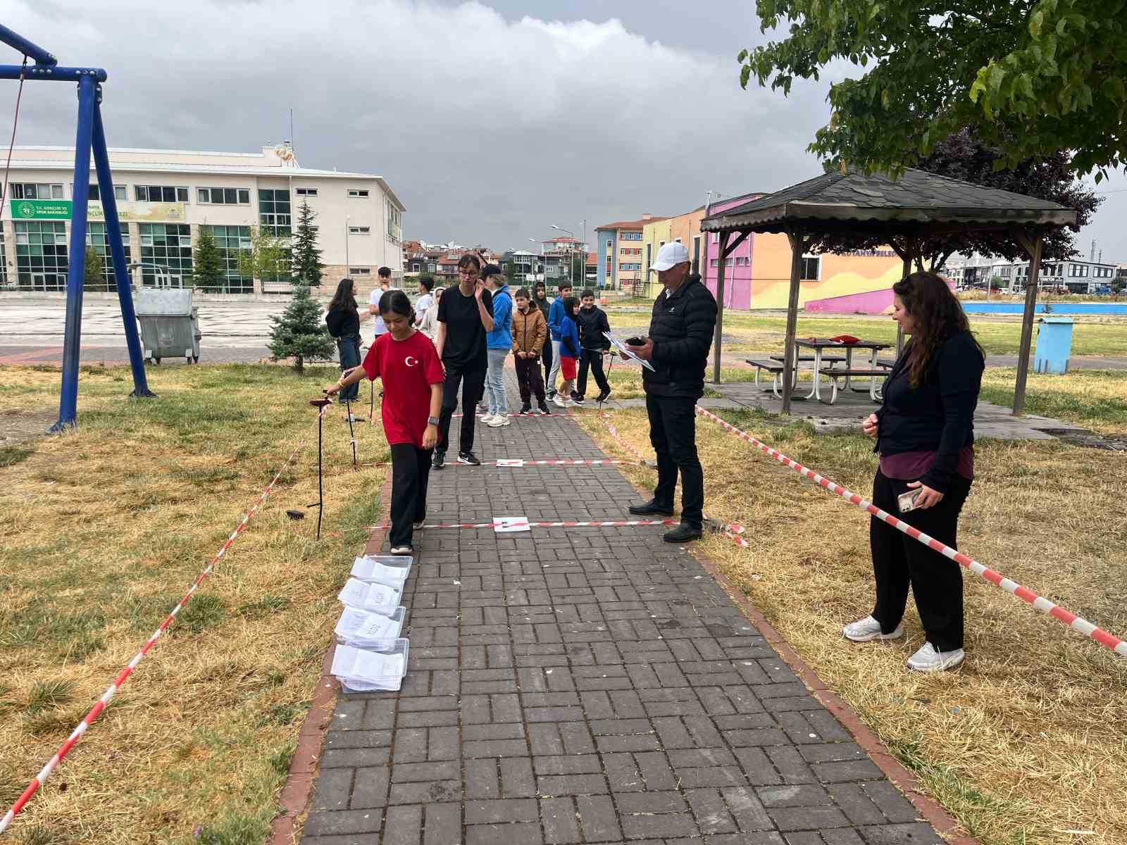 Kütahya'da oryantiring sporcuları yağmura aldırış etmedi