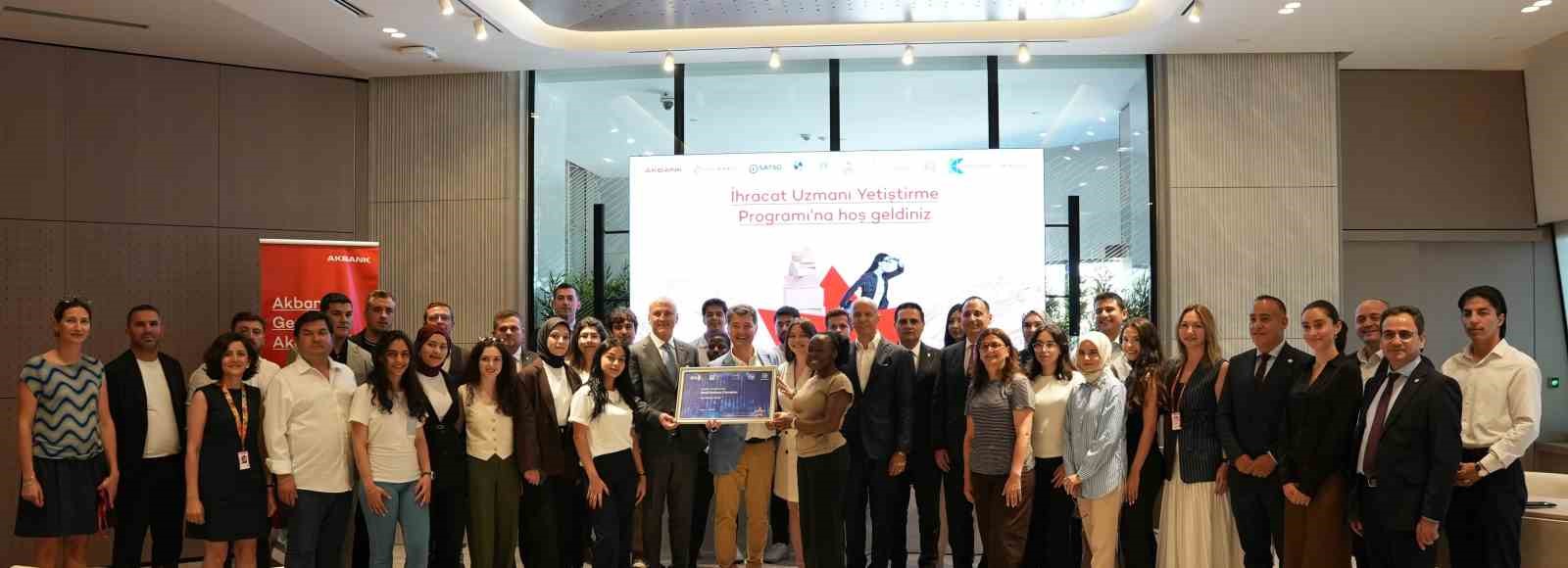 Akbank'ın ihracat odaklı gençlik programı ilk mezunlarını verdi