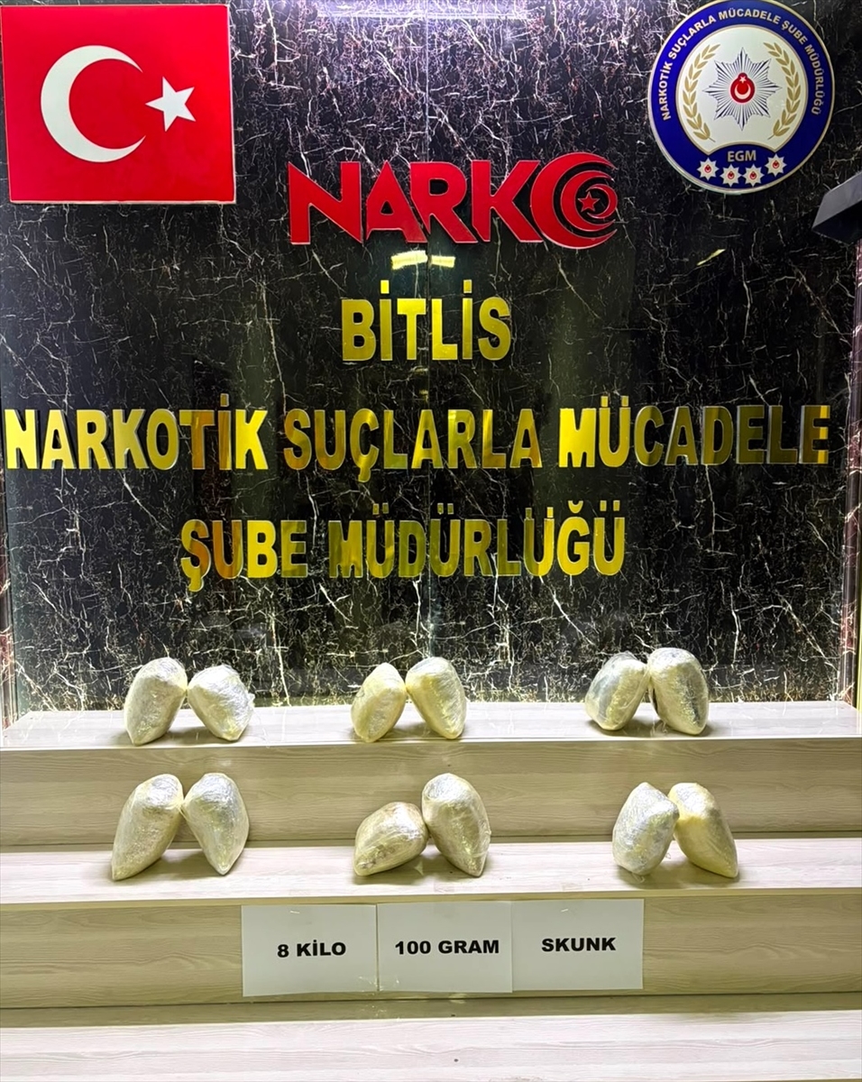 Bitlis'te minibüste saklanmış 8 kilo skunk yakalandı