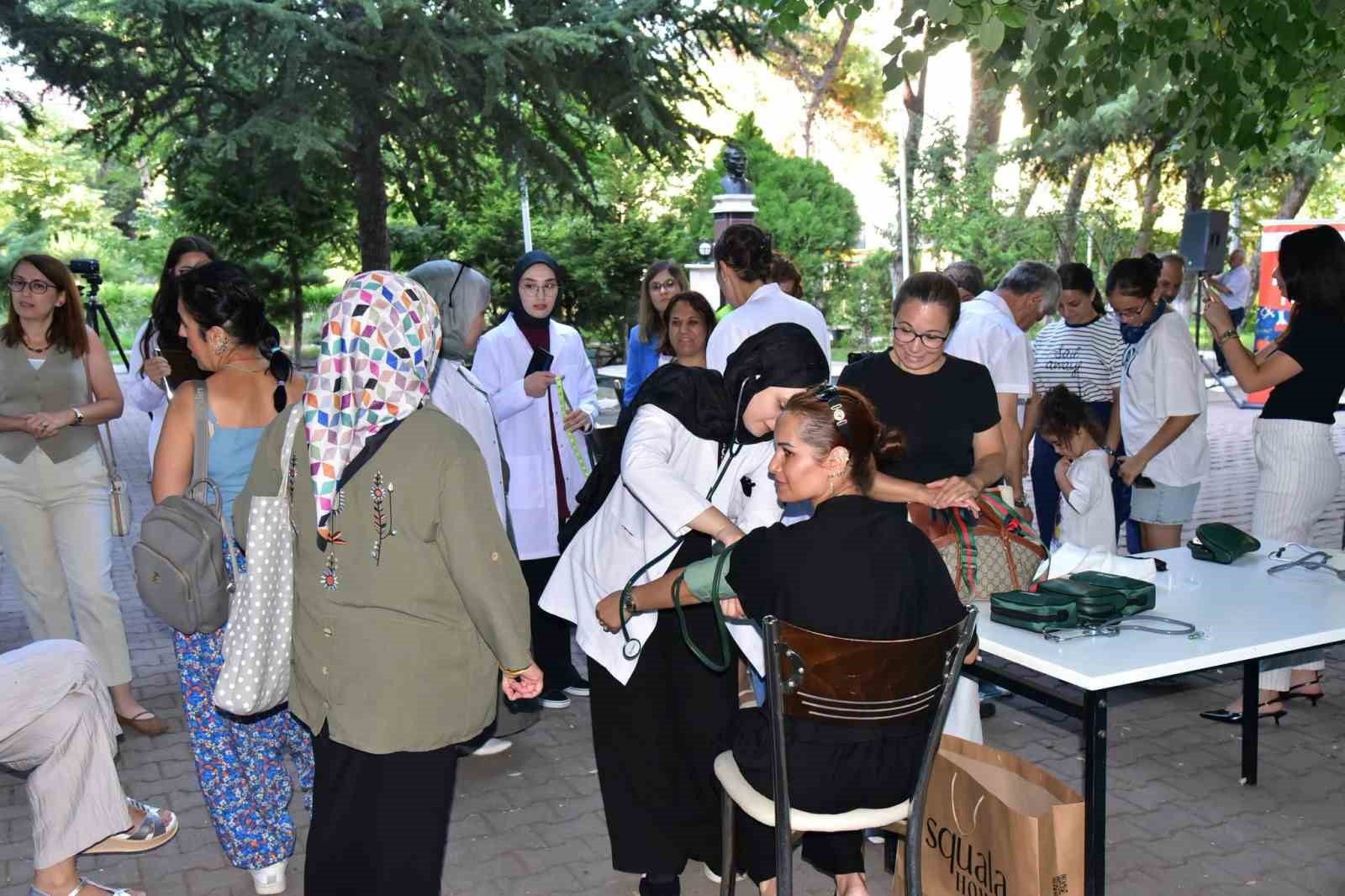 Balıkesir Üniversitesi'nde Ücretsiz Sağlık Taraması ve İlk Yardım Eğitimi