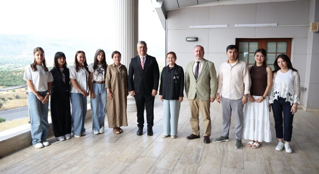 Özbekistan'dan gelen öğrenciler DPÜ'de yaz okulu başlattı