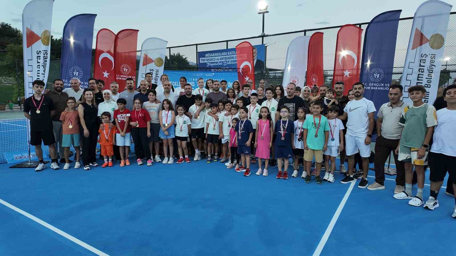 Kahramanmaraş'ta tenis turnuvasının şampiyonları ödüllerini aldı