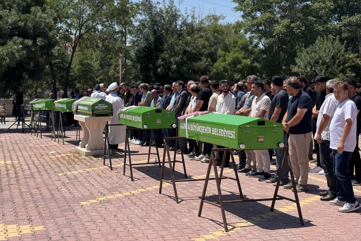 Manavgat'taki minivan kazasında ölen 5 kişi Konya'da son yolculuğuna uğurlandı