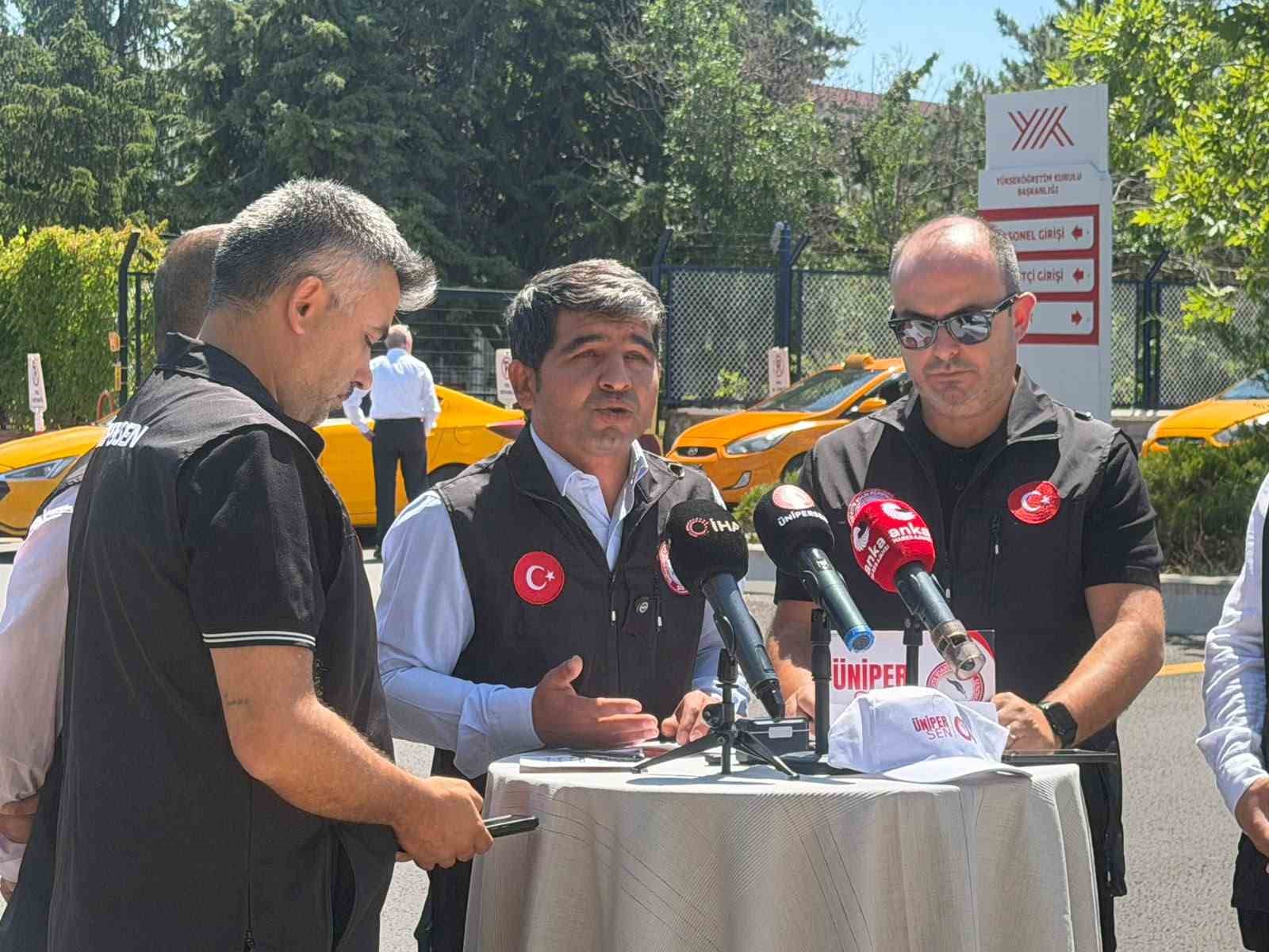ÜNİPERSEN, üniversite personelinin tayin hakkı için YÖK önünde eylem düzenledi