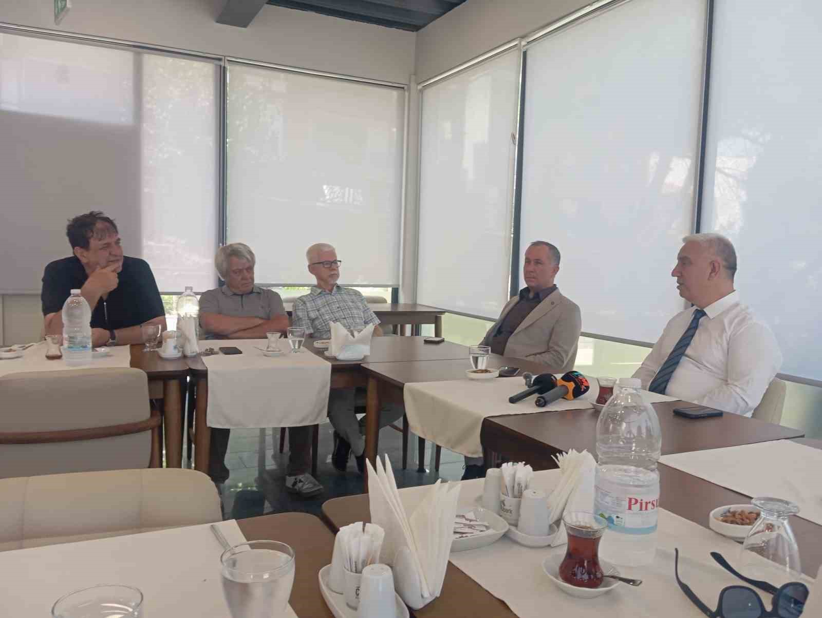 Bergama Belediye Başkanı Çelik, 19 meclis üyesiyle birlikte CHP'den Yeni Parti'ye geçti