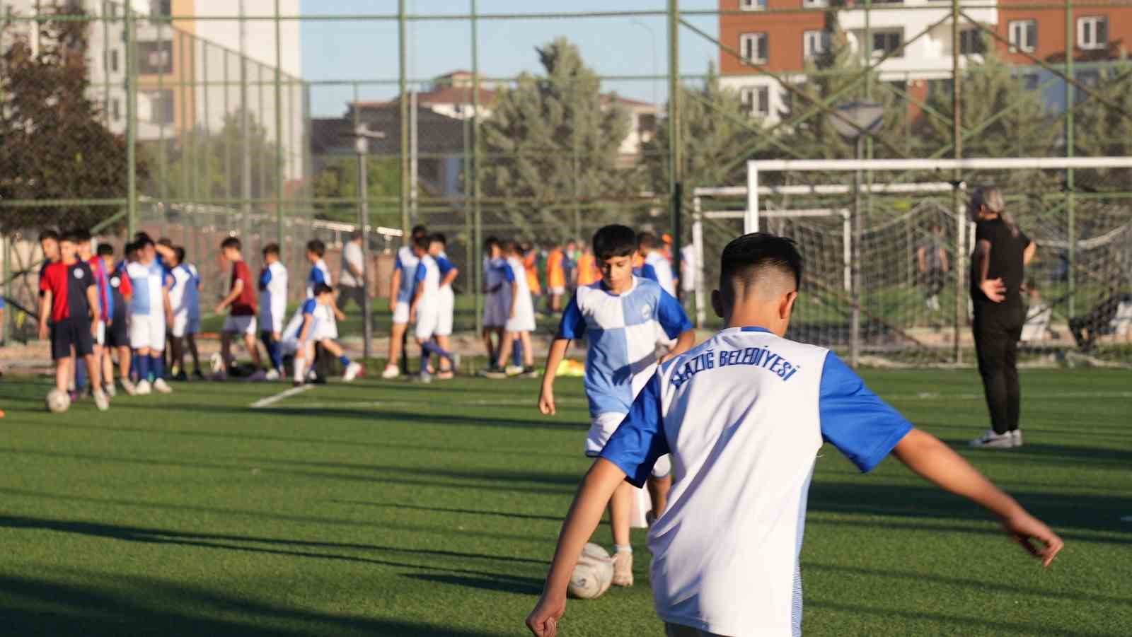 Elazığ'da ücretsiz yaz spor kursları binlerce çocuğu cezbediyor