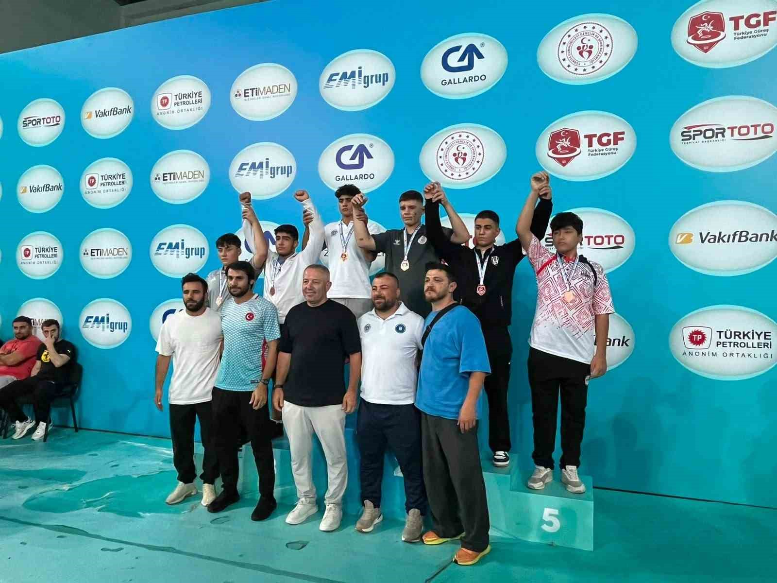 Bursa Belediyespor, Minikler Güreş Şampiyonası'nda 14 madalya ile öne çıktı