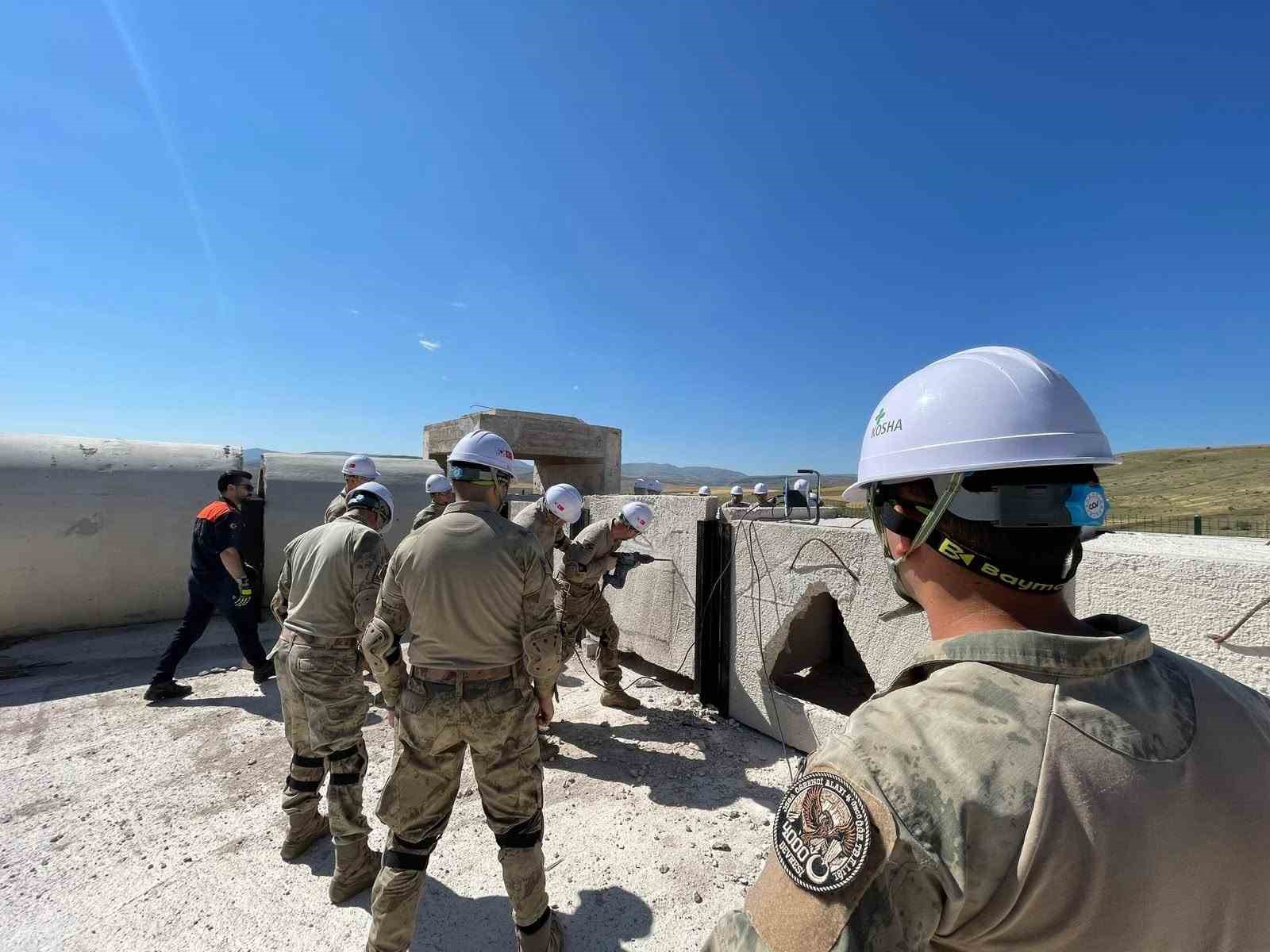 Bayburt Jandarması enkaz arama kurtarma eğitiminden geçti