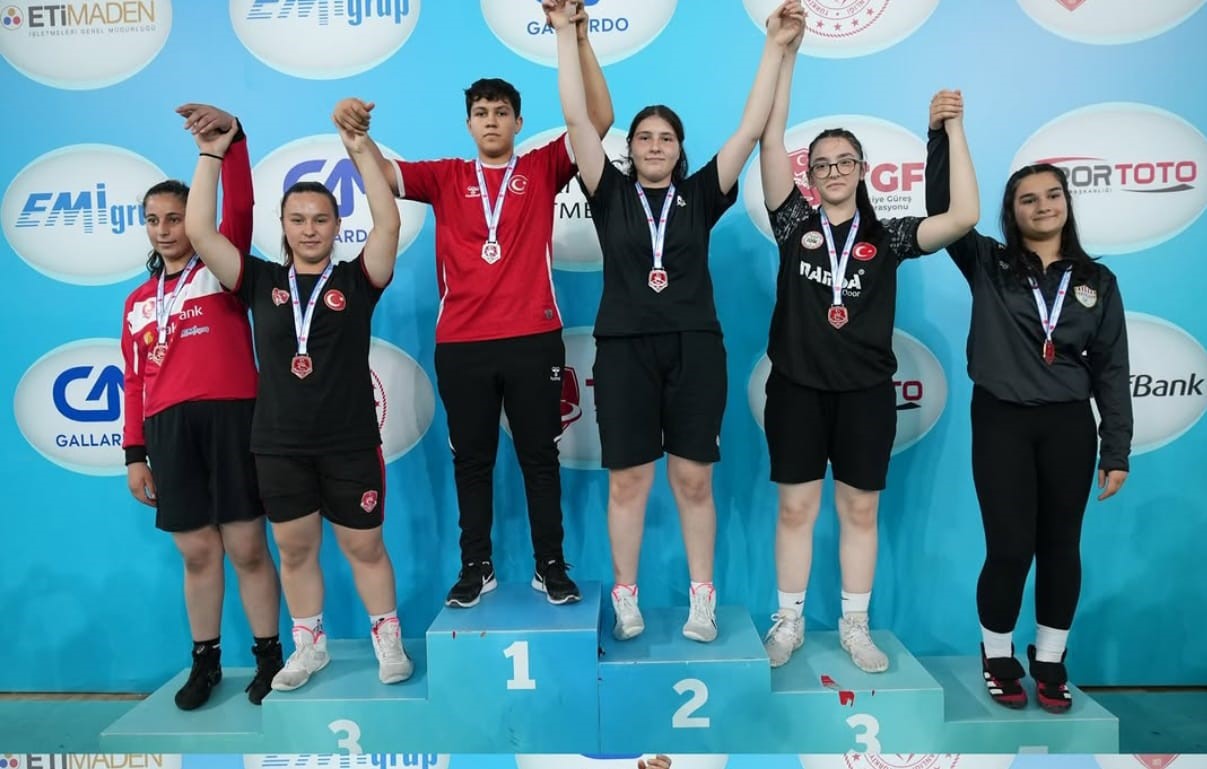 Tosyalı güreşçi Yüsra Çalışkan, U14 Türkiye Şampiyonası'nda podiumda