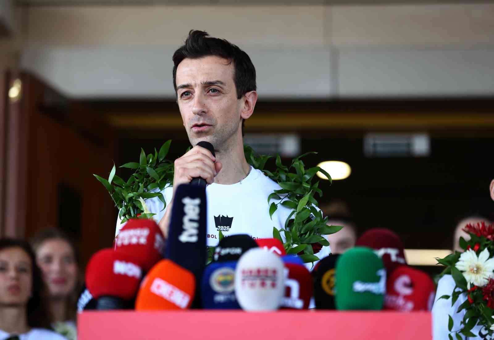 Kadın voleybol takımı Milletler Ligi kupasıyla İstanbul'a döndü