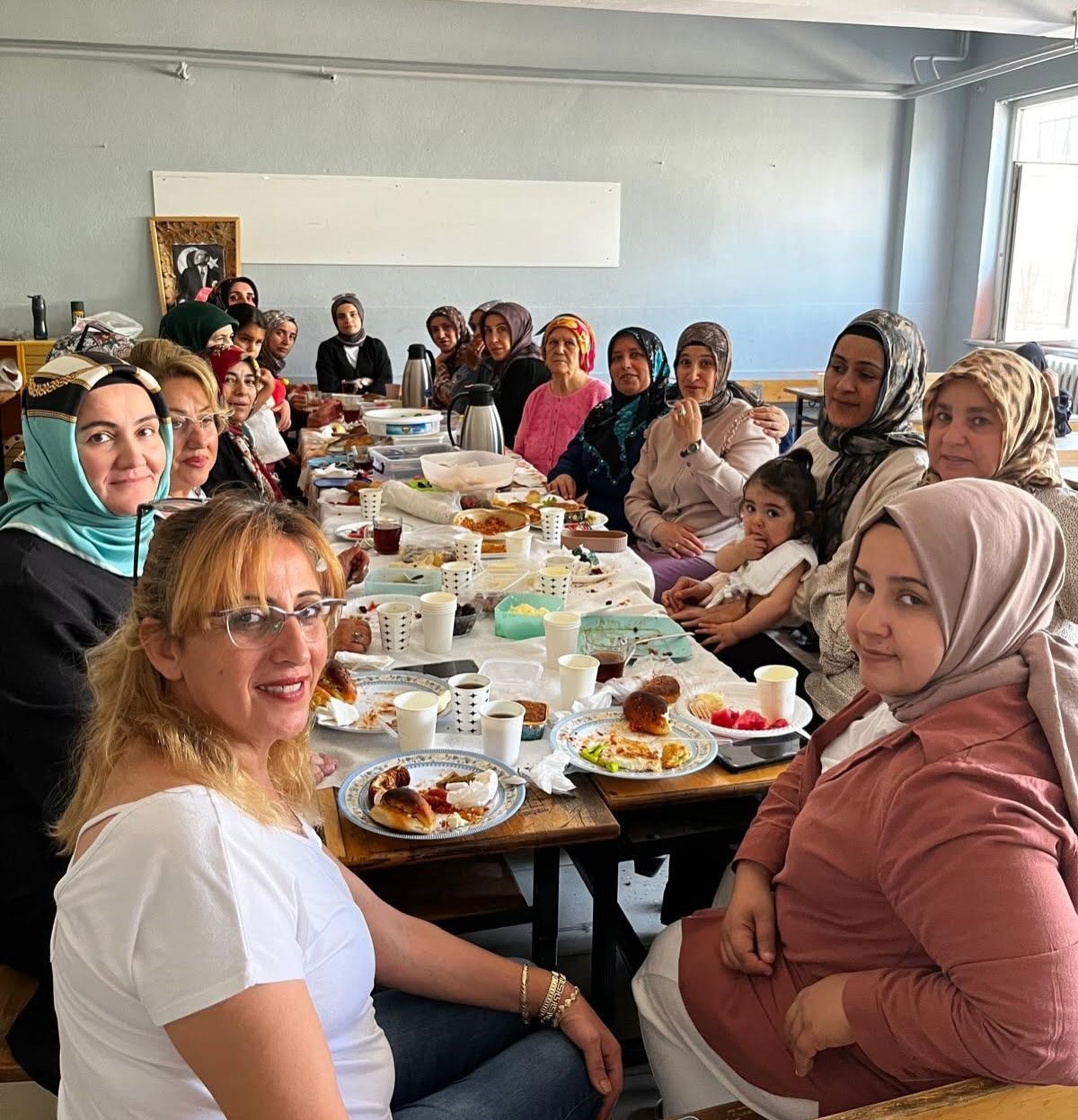 Burhaniye'de 15 kadın okuma yazma kursunu başarıyla tamamladı