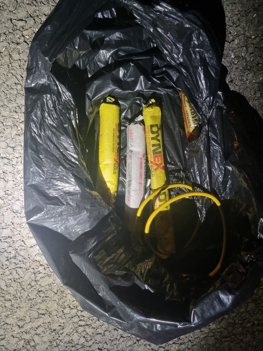 Kozan'da kaçak silah ve patlayıcı taşıyan sürücü ceza evine gönderildi