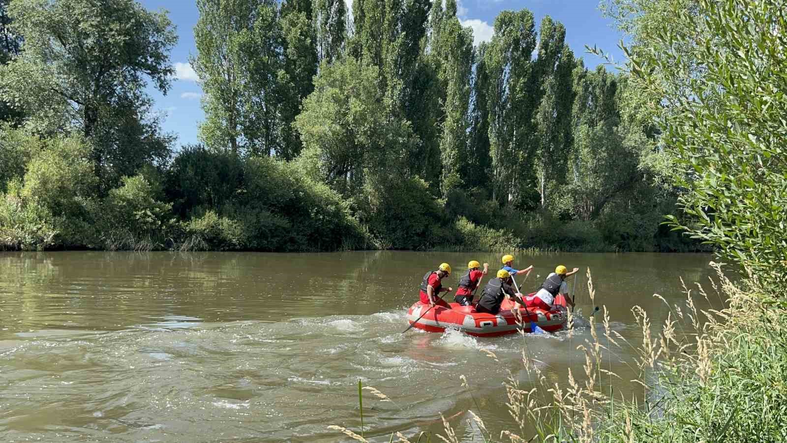 Kars'ta ilk rafting kampı başladı: 60 sporcu eğitim alıyor