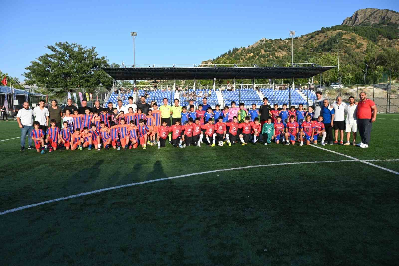 Isparta'da U-11 minik futbolcuları turnuva heyecanı yaşıyor