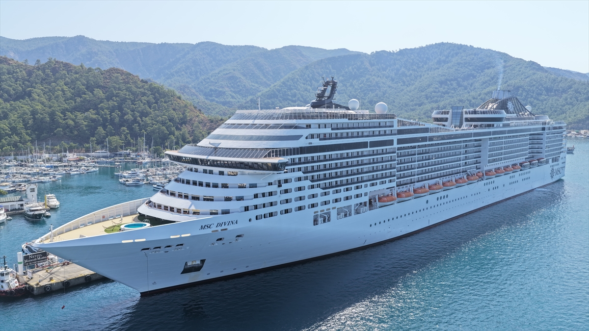 Marmaris'e dört bini aşkın turist taşıyan kruvaziyeri geldi