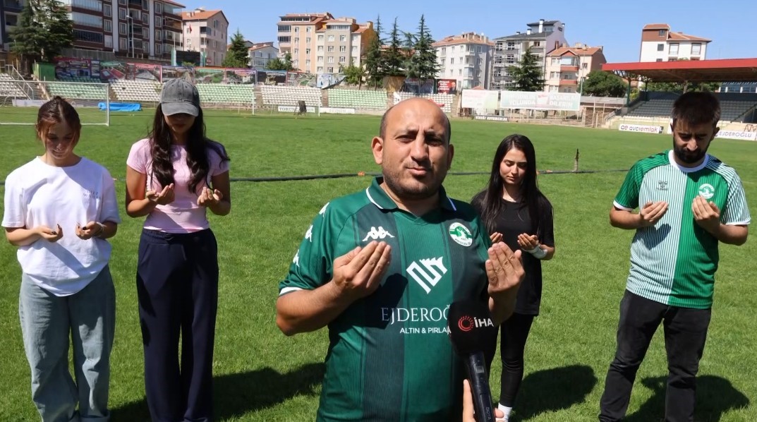 Kırşehir FK'nın amigosundan taraftarlarla birlikte dua: Attığımız goller geçerli, yediğimiz ofsayt olsun