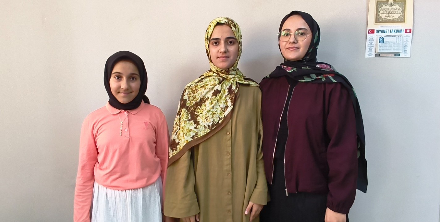 Mersin'de bir ailenin üç kızı hafızlık yolunda ilerliyor