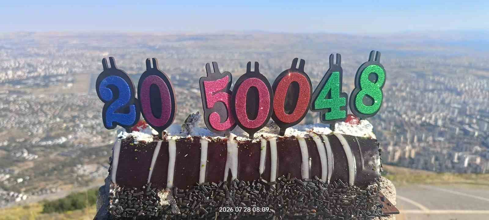 Aksoyak, Ali Dağı'nın 500. zirvesini doğum günü ve evlilik yıldönümüyle kutladı