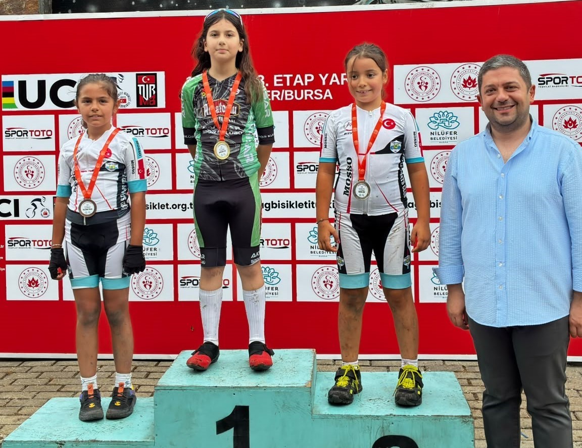 Akhisar bisikletçileri Bursa şampiyonasında iki madalya kazandı