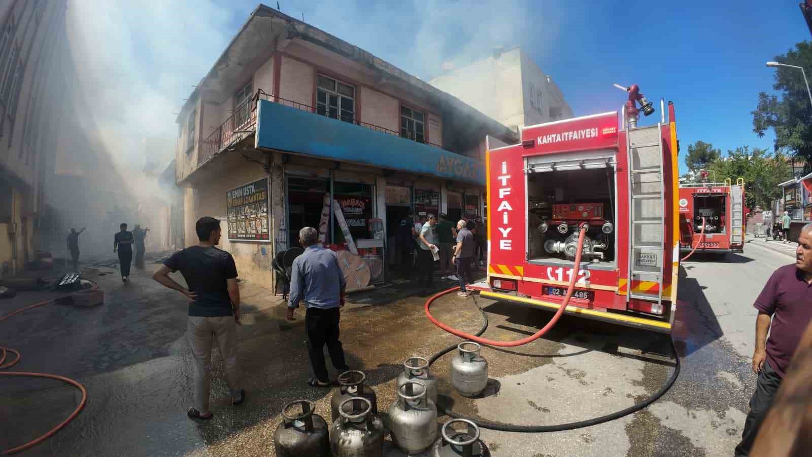Kahta'daki iş yeri yangını: Belediye Başkanı itfaiye ekiplerini onurlandırdı