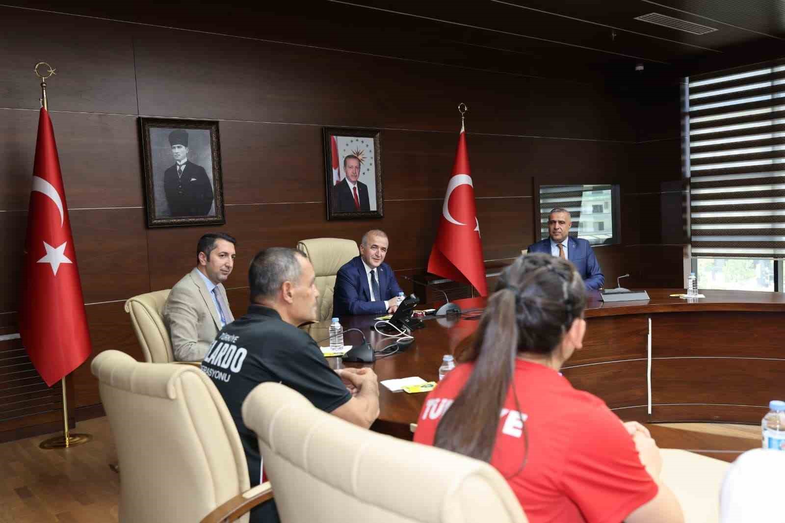 Elazığ Valisi Hatipoğlu başarılı sporcuları onurlandırdı